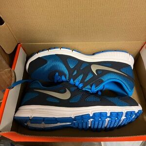 Brand New Nike Revolution 2 GS shoes for sale!